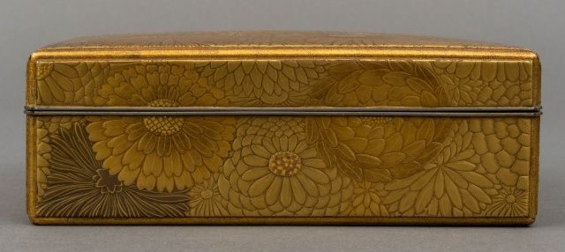 Rectangular golden lacquer bunkô with internal tray, the outside with an elaborate takamaki-e - Bild 2 aus 10