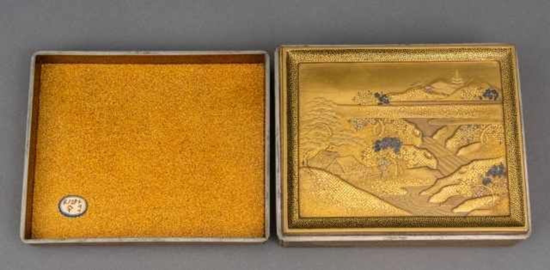 Rectangular golden lacquer bunkô with internal tray, the outside with an elaborate takamaki-e - Bild 5 aus 10