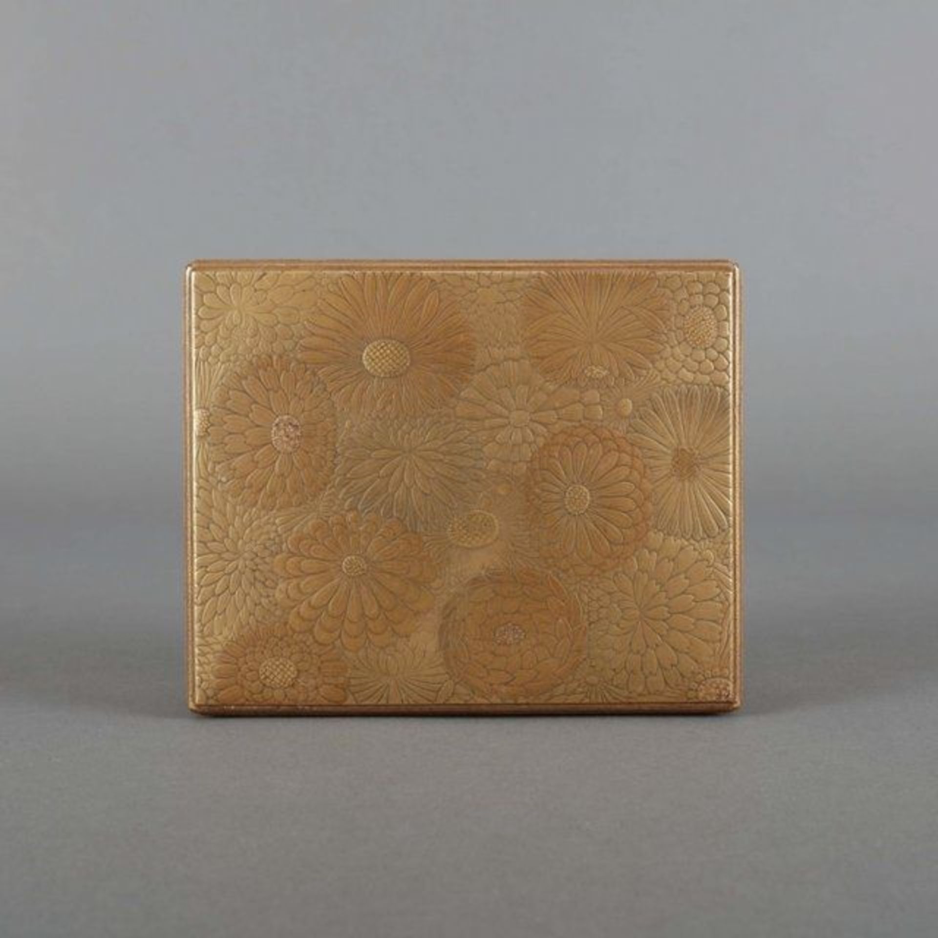 Rectangular golden lacquer bunkô with internal tray, the outside with an elaborate takamaki-e - Bild 4 aus 10