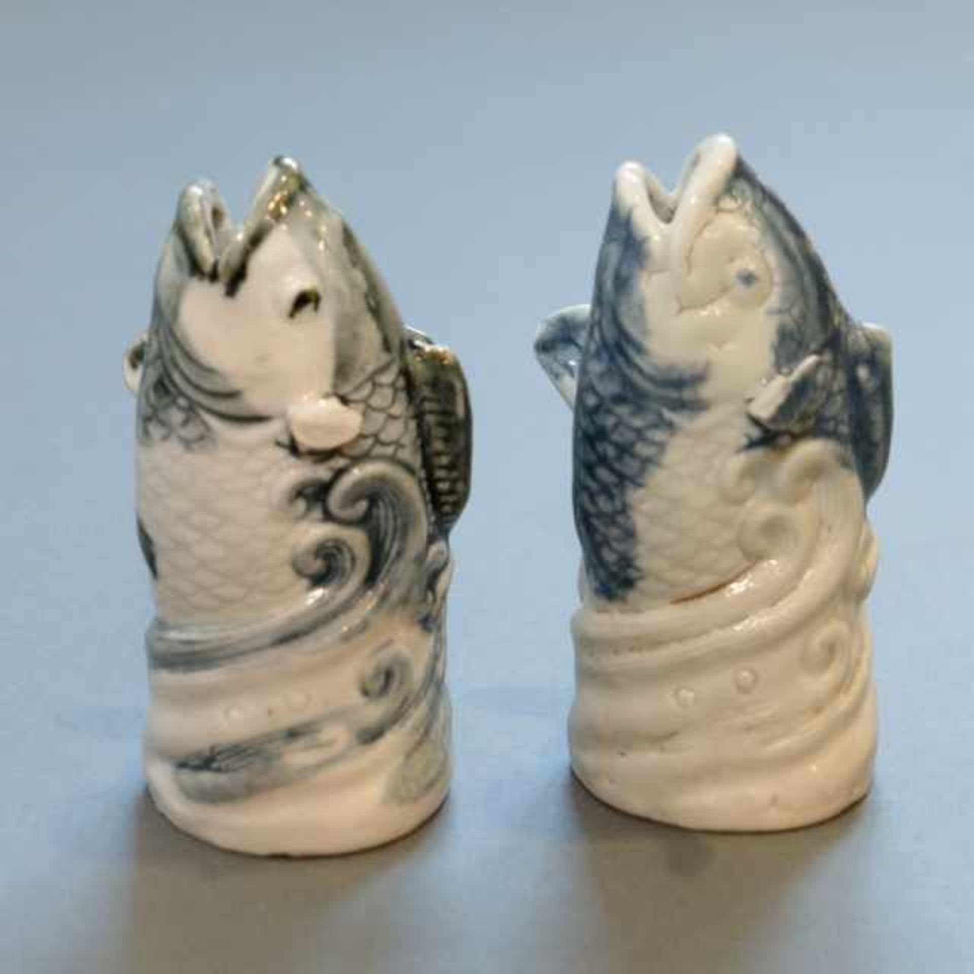 Two blue and white porcelain Arita vases in the shape of a leaping carp, Japan, not signed, around - Bild 2 aus 5