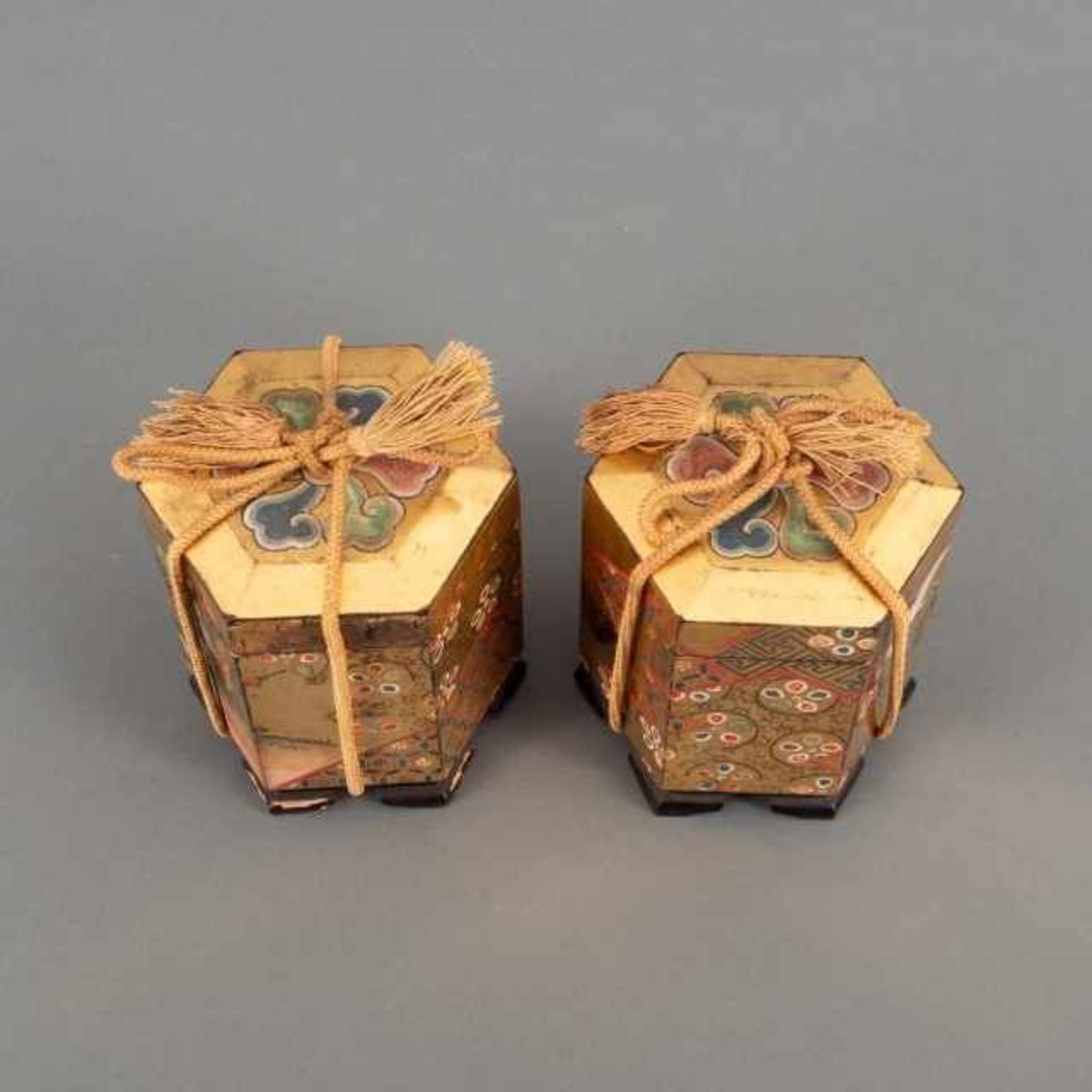 Pair of golden lacquer kaioke, or shell boxes, with polychrome painted motif of cranes and sakura - Bild 4 aus 4