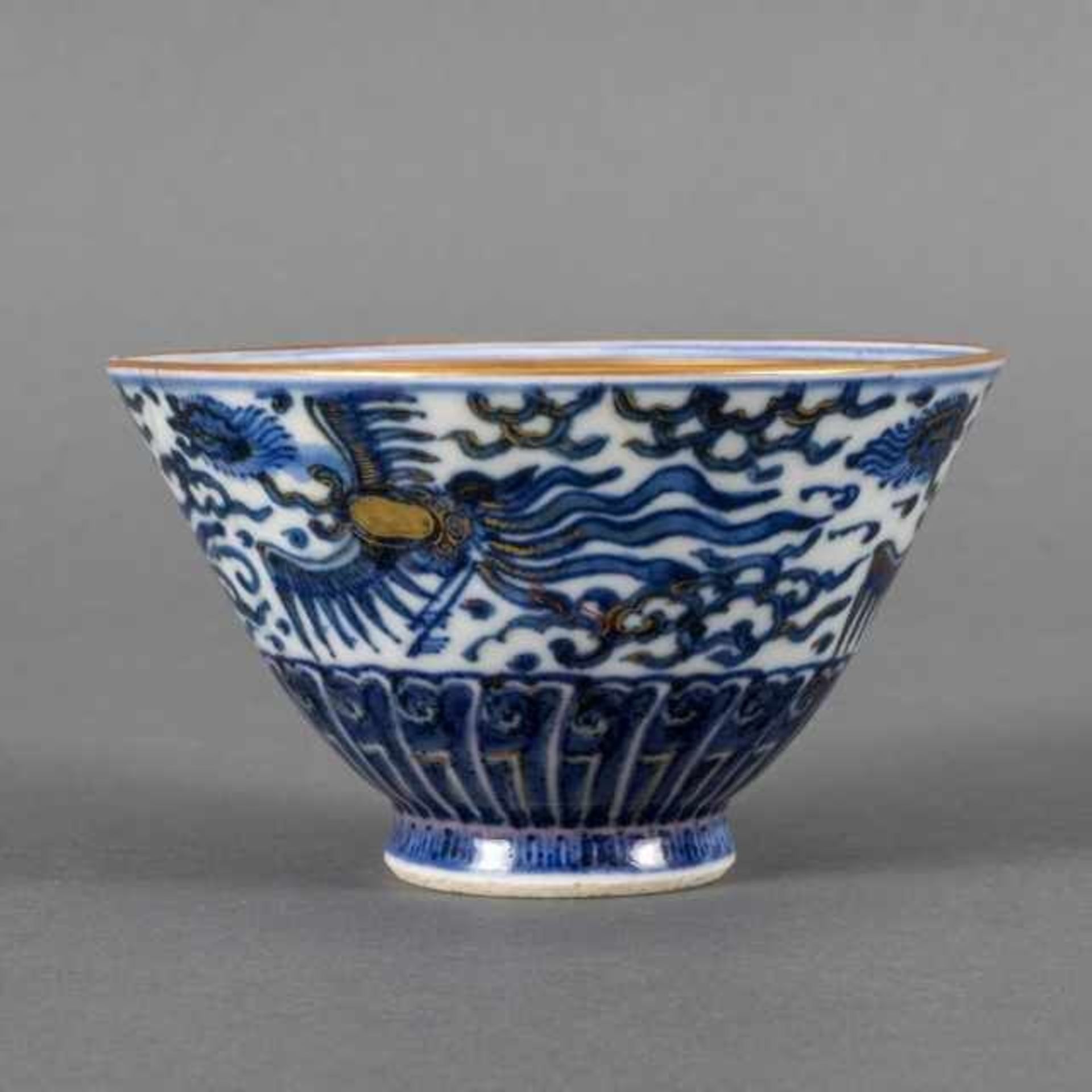 Porcelain Kinrande bowl, the outside decorated with blue-white and partially gilded phoenixes in the - Bild 2 aus 5