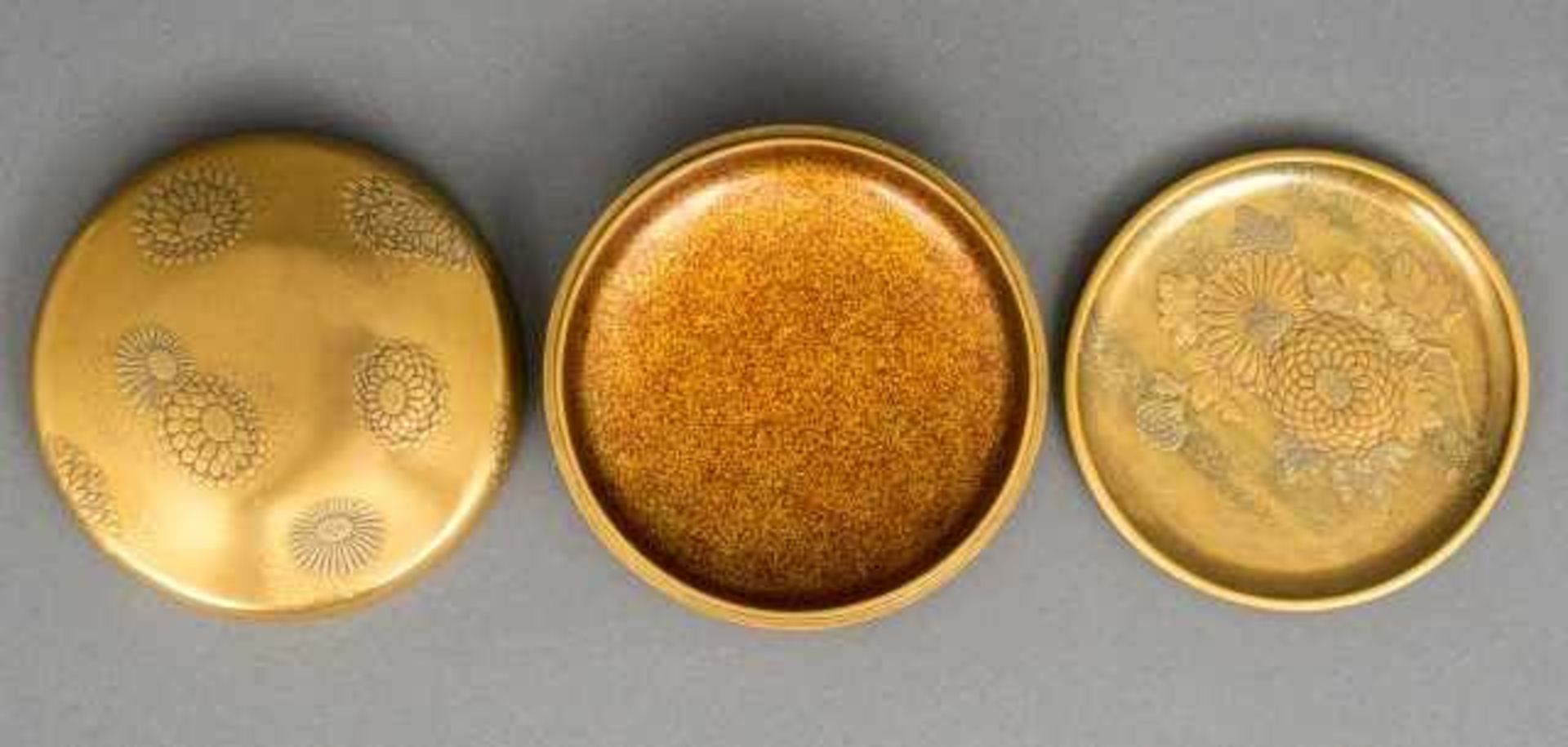 Golden lacquer kôgô with small internal tray, decorated with hiramaki-e and takamaki-e - Bild 2 aus 3