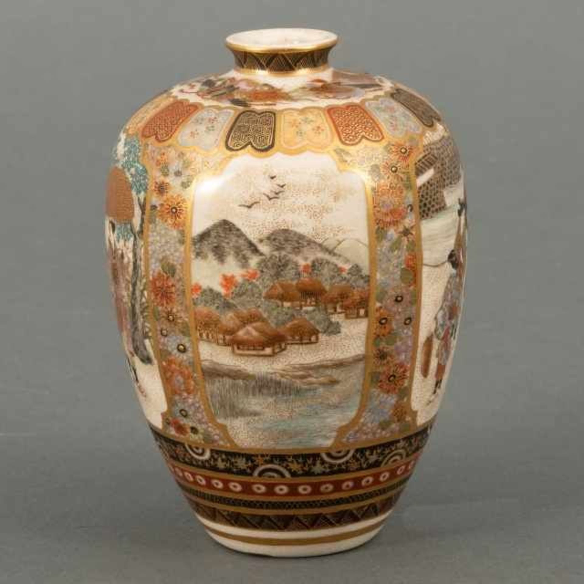 Small Satsuma vase decorated with four different scenes in cartouches: a monkey trying to grasp a - Bild 2 aus 6