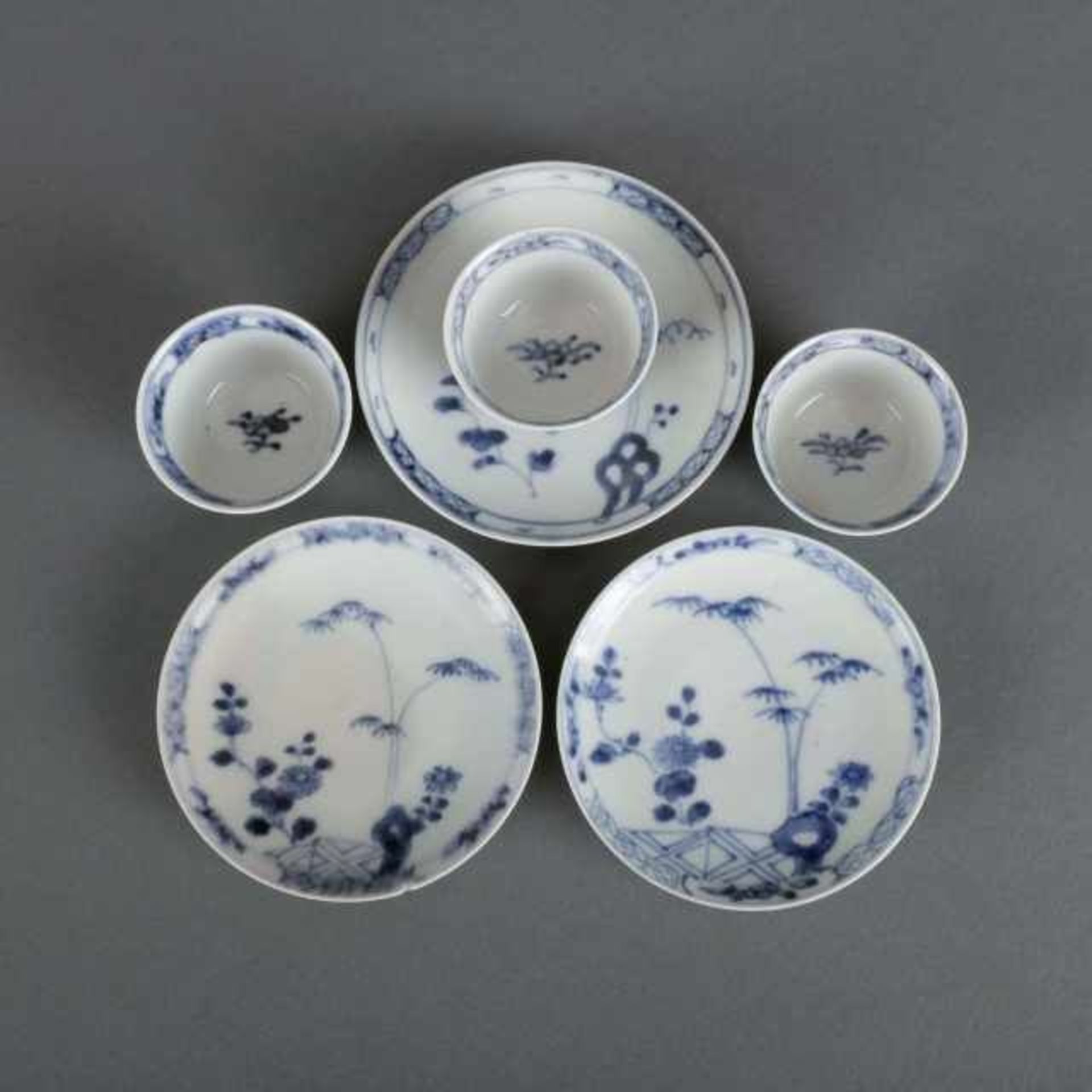 Three miniature blue and white porcelain cups and saucers decorated with a garden motif, after a - Bild 2 aus 3