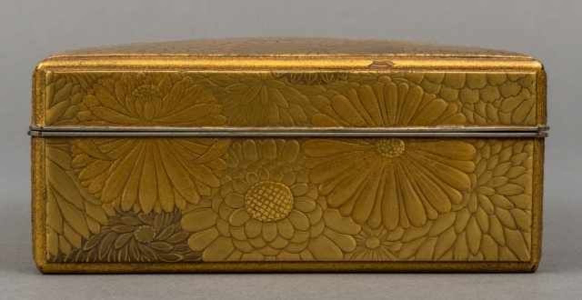 Rectangular golden lacquer bunkô with internal tray, the outside with an elaborate takamaki-e - Bild 10 aus 10