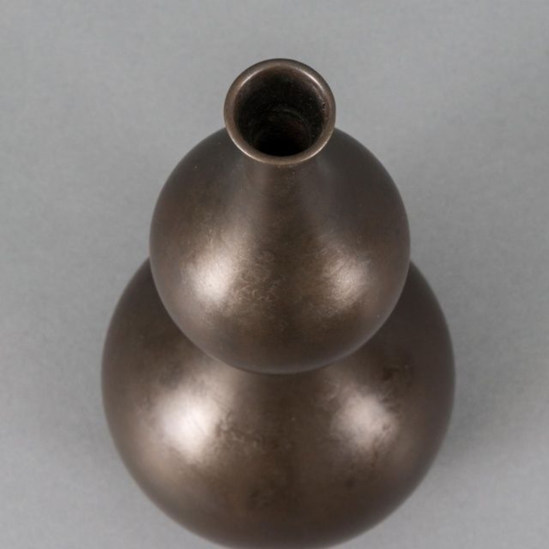 Dark brown patinated bronze double gourd vase, Japan, signed Kaneharu, second half 20th century, - Bild 4 aus 5