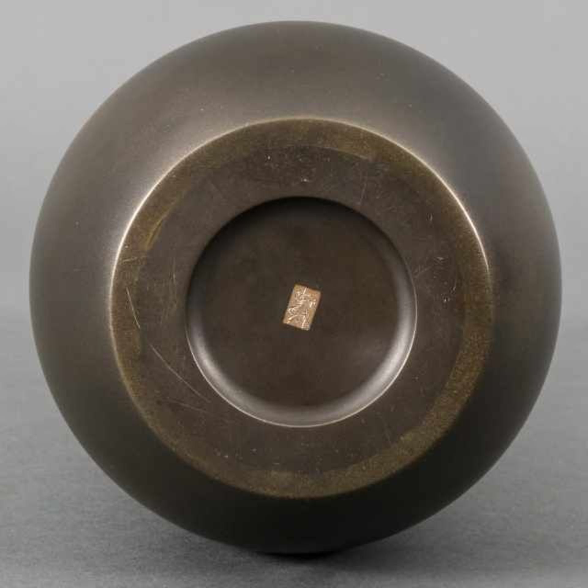 Hongô Kakuhô / Hongô Yoshihiko (1916- 1995), grey patinated bronze double gourd vase, the 'kaga'- - Bild 5 aus 5