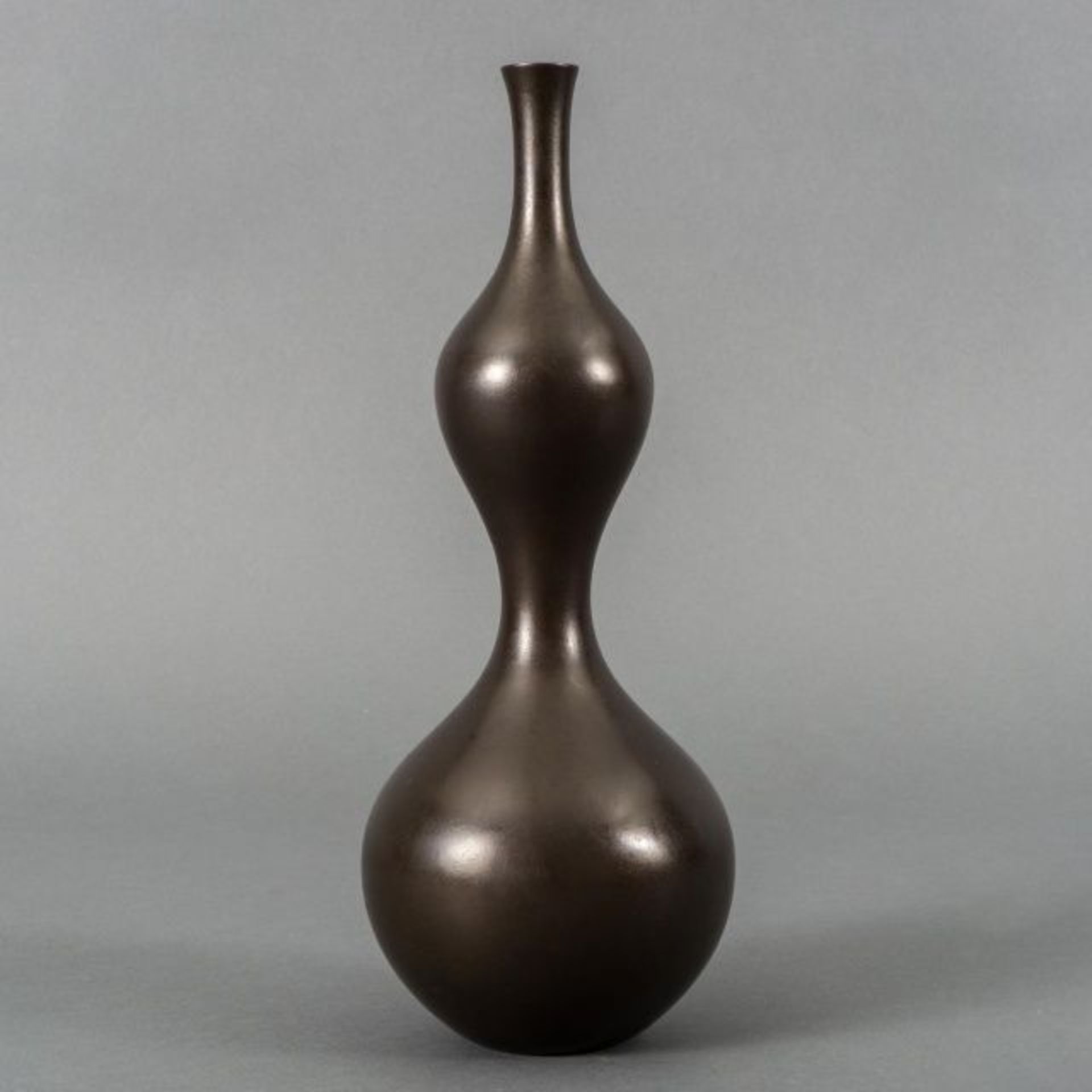 Dark brown patinated bronze double gourd vase, Japan, signed Kaneharu, second half 20th century, - Bild 3 aus 5