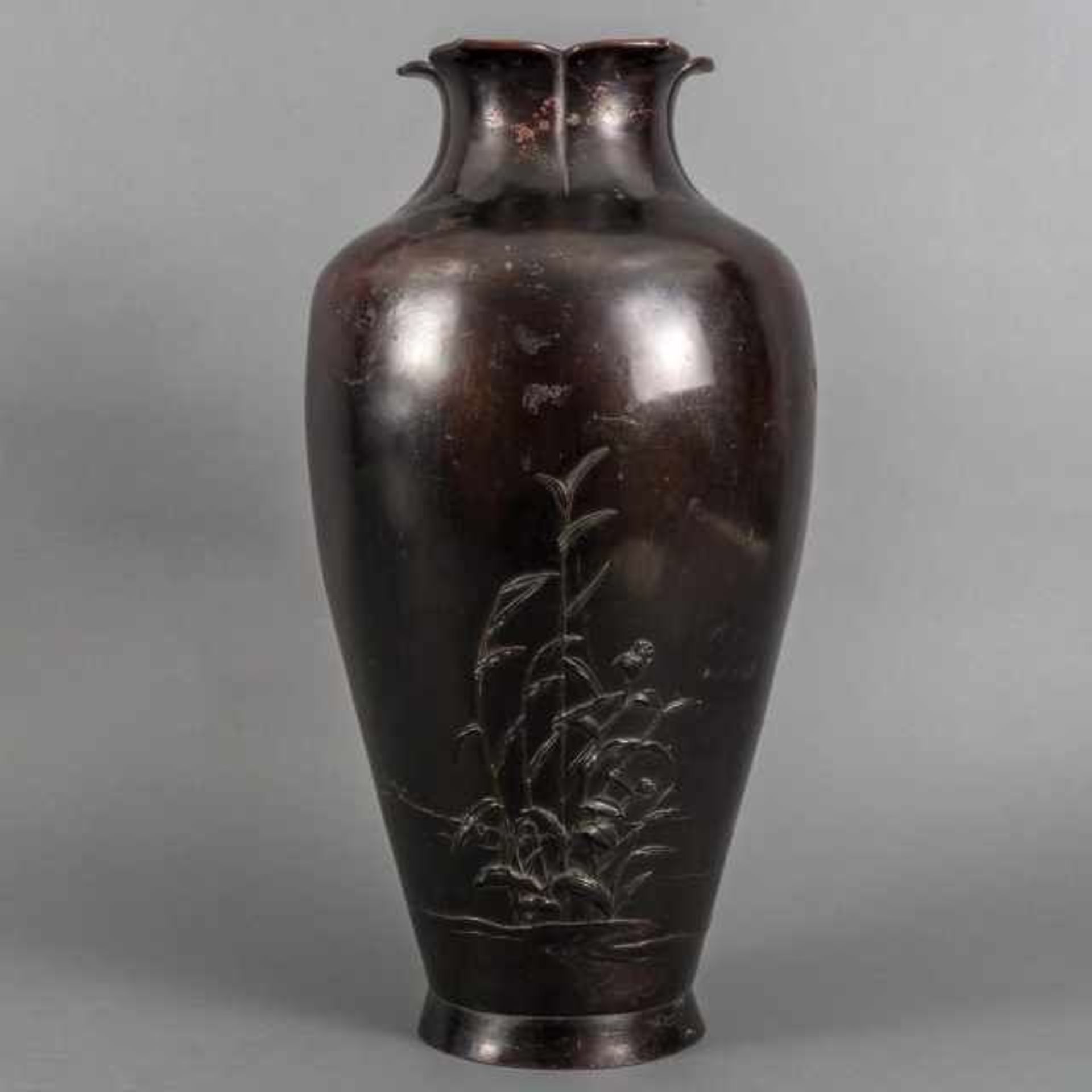 Large bronze vase with high relief of lilies, the neck is shaped like flower petals, Japan, not - Bild 2 aus 4