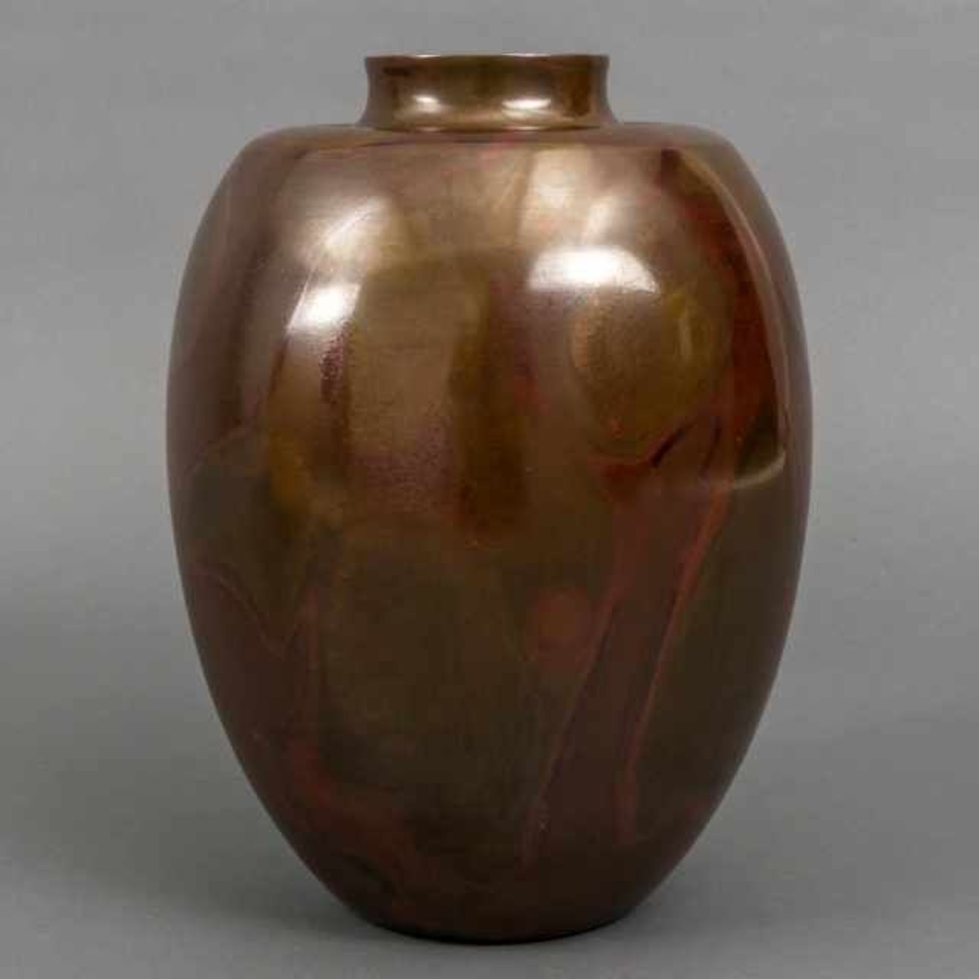 Hannya Kankei (1933), large brown patinated bronze vase with concave shoulder and red murashido - Bild 4 aus 8