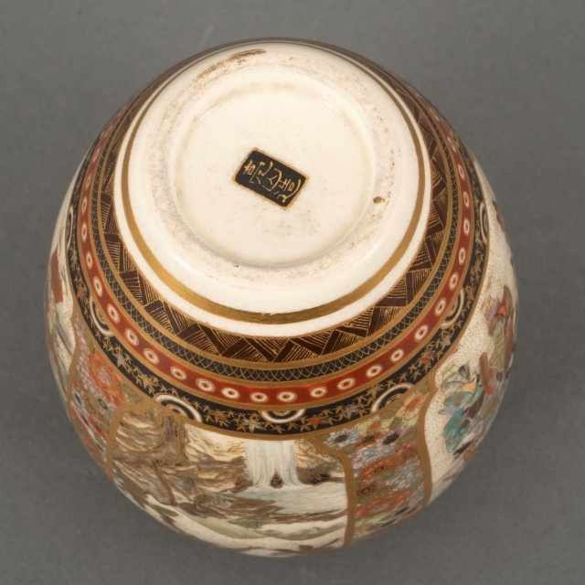 Small Satsuma vase decorated with four different scenes in cartouches: a monkey trying to grasp a - Bild 6 aus 6