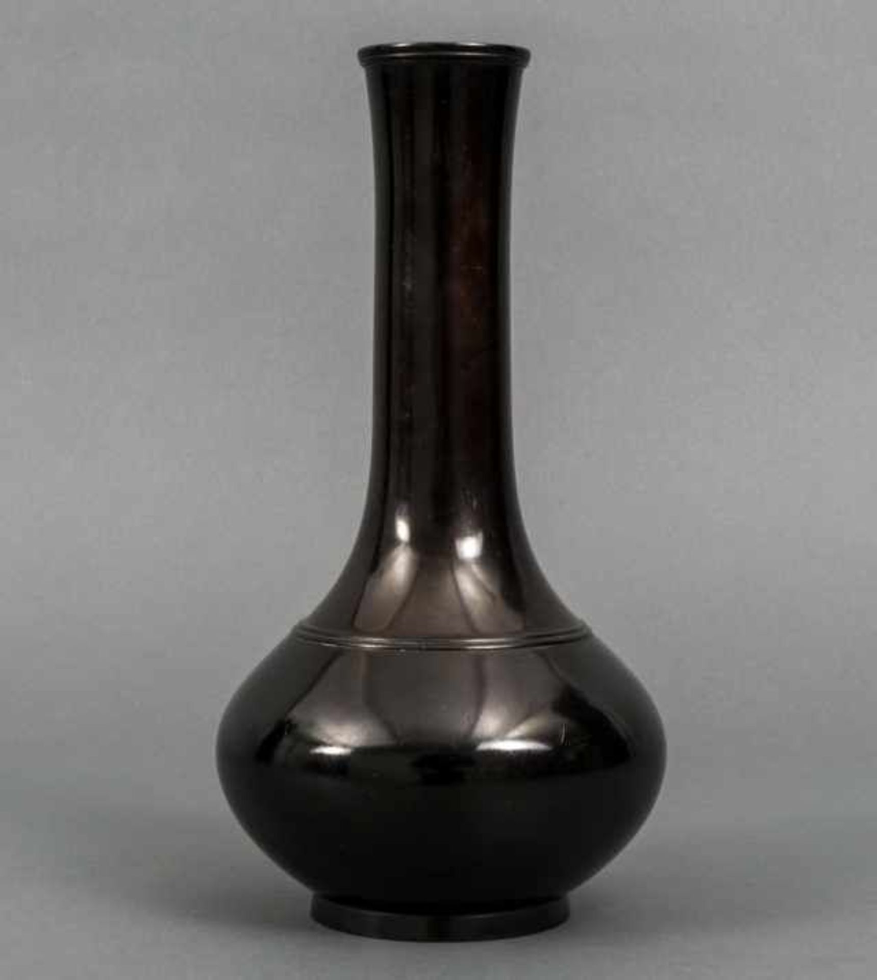 Katori Masahiko (1899-1988), black patinated bronze bottle vase with two horizontal stripes, - Bild 2 aus 5