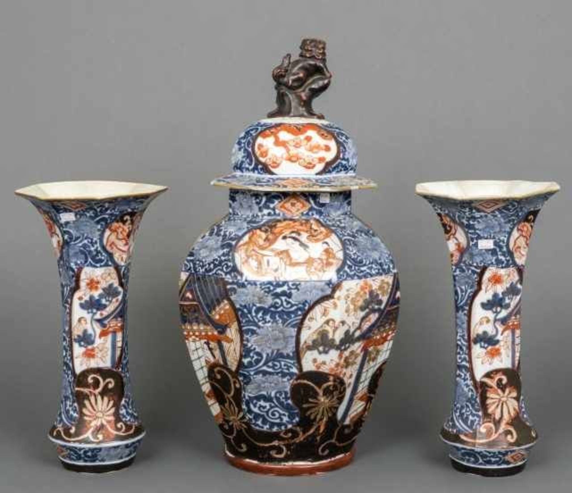 Three-piece porcelain Imari garniture with partial black enamel and decorated with bijin in - Bild 2 aus 4