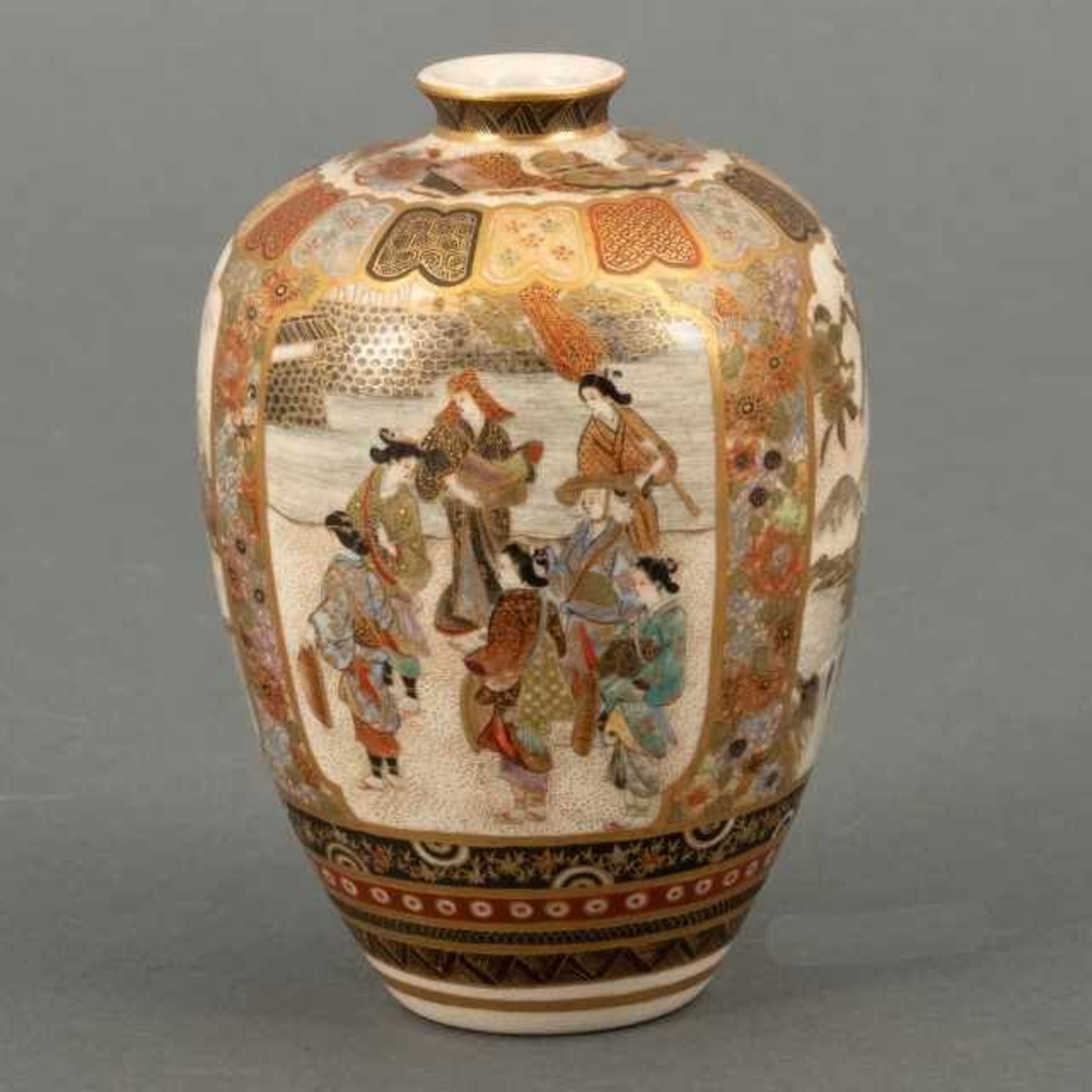 Small Satsuma vase decorated with four different scenes in cartouches: a monkey trying to grasp a - Bild 4 aus 6