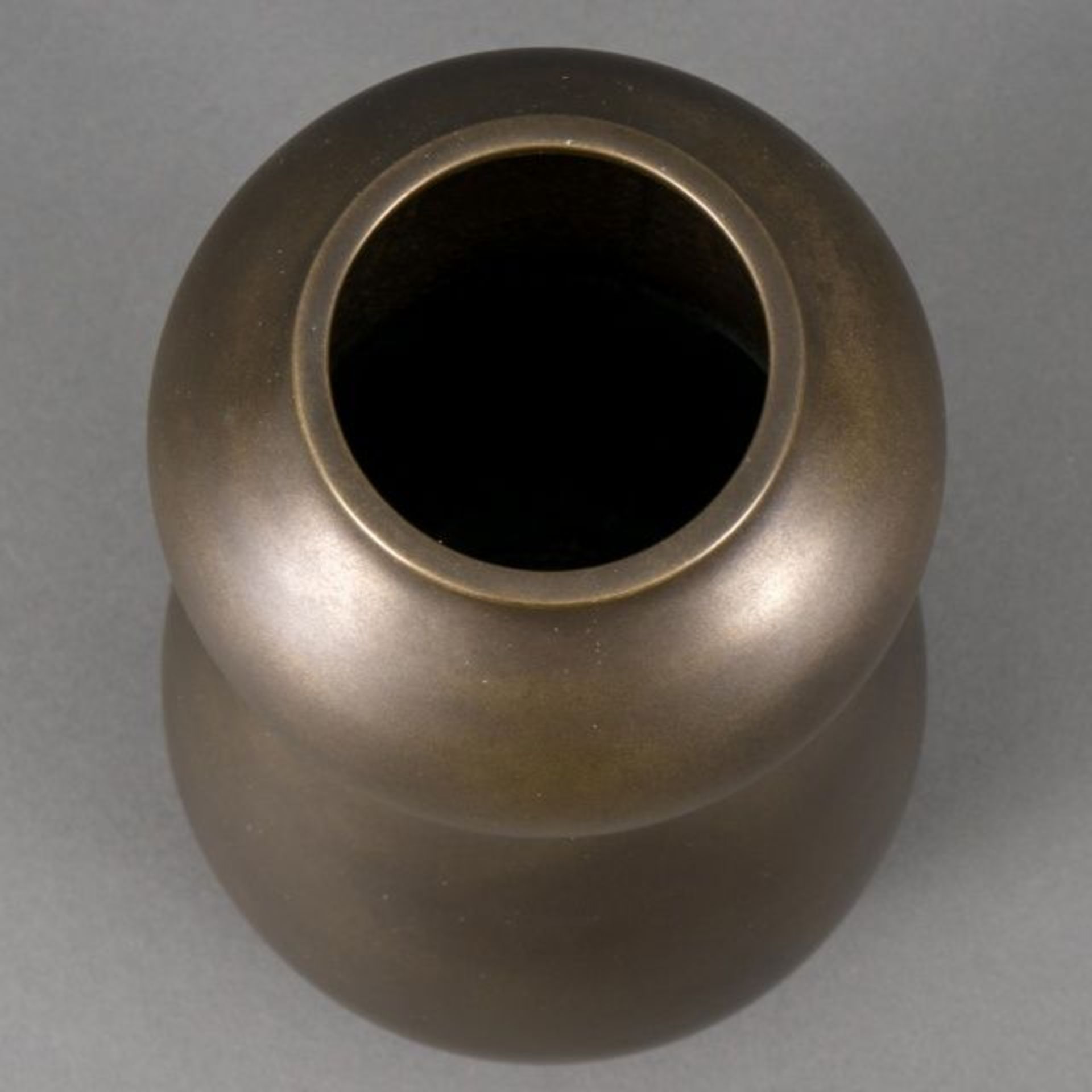 Hongô Kakuhô / Hongô Yoshihiko (1916- 1995), grey patinated bronze double gourd vase, the 'kaga'- - Bild 4 aus 5