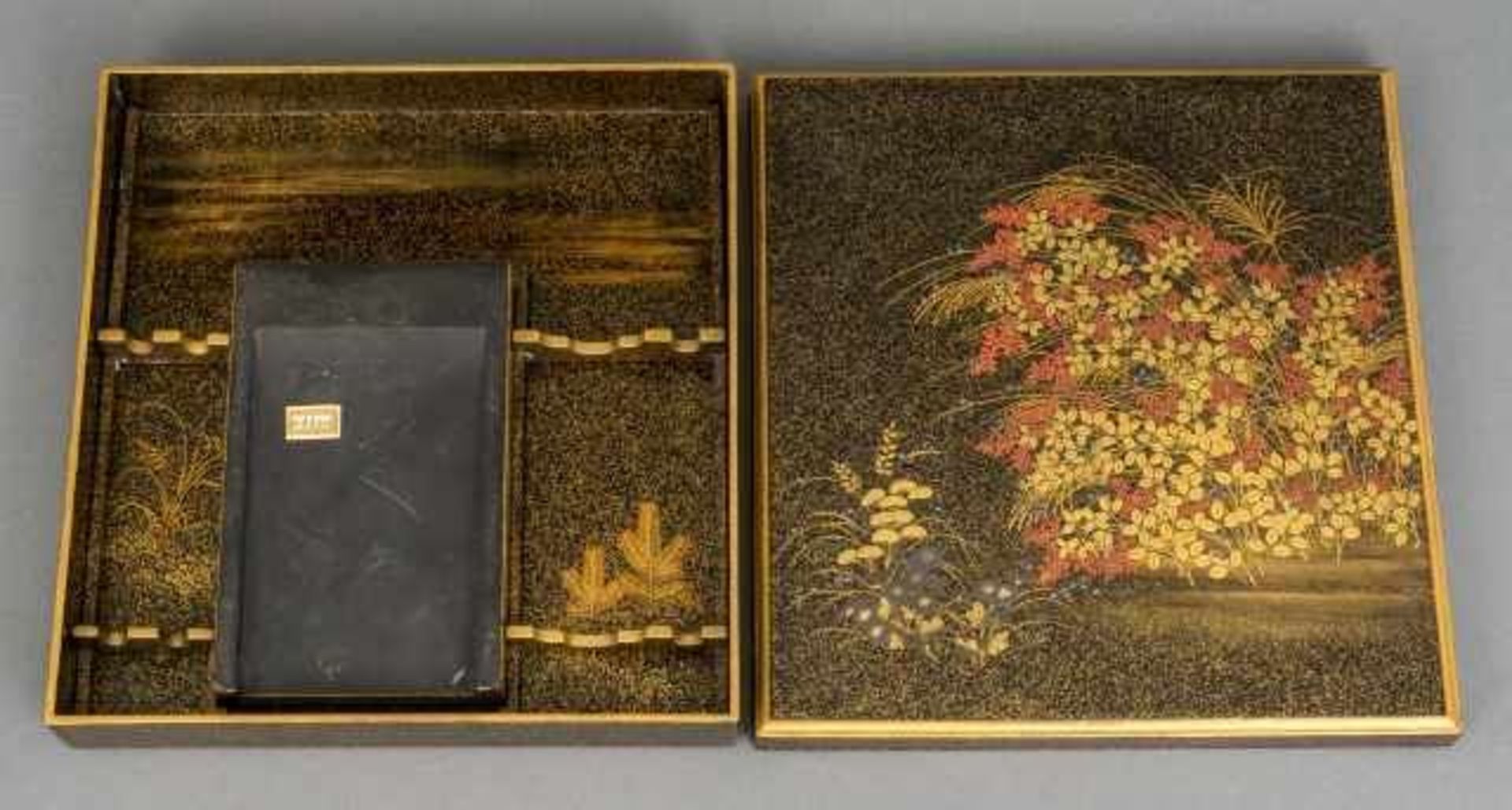 Black lacquer suzuribako with hiramaki-e and takamaki-e motifs, the lid decorated with autumn - Bild 2 aus 3