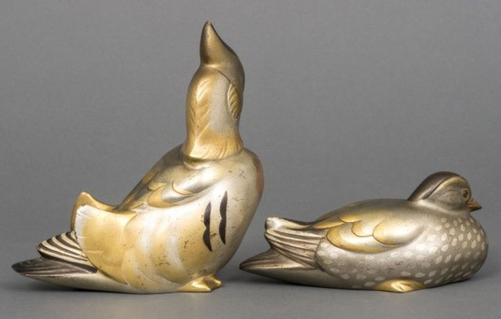 Pair of polychrome patinated bronze statues: mandarin ducks, Japan, signed Shûzan, around 1920 -some - Bild 2 aus 3