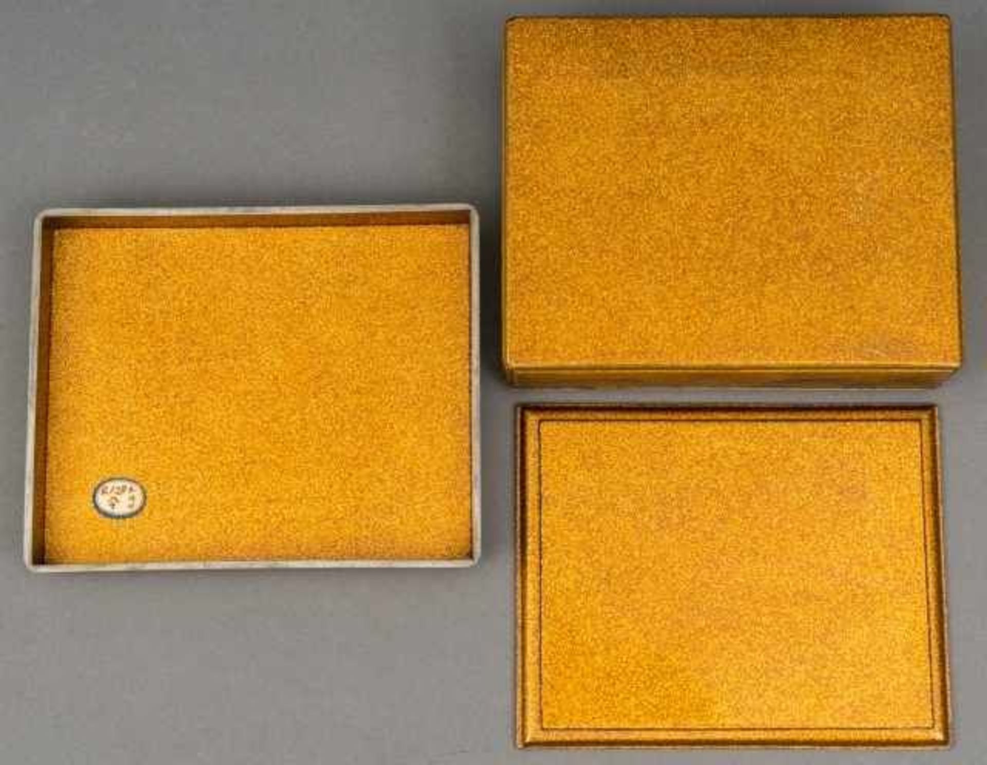 Rectangular golden lacquer bunkô with internal tray, the outside with an elaborate takamaki-e - Bild 8 aus 10