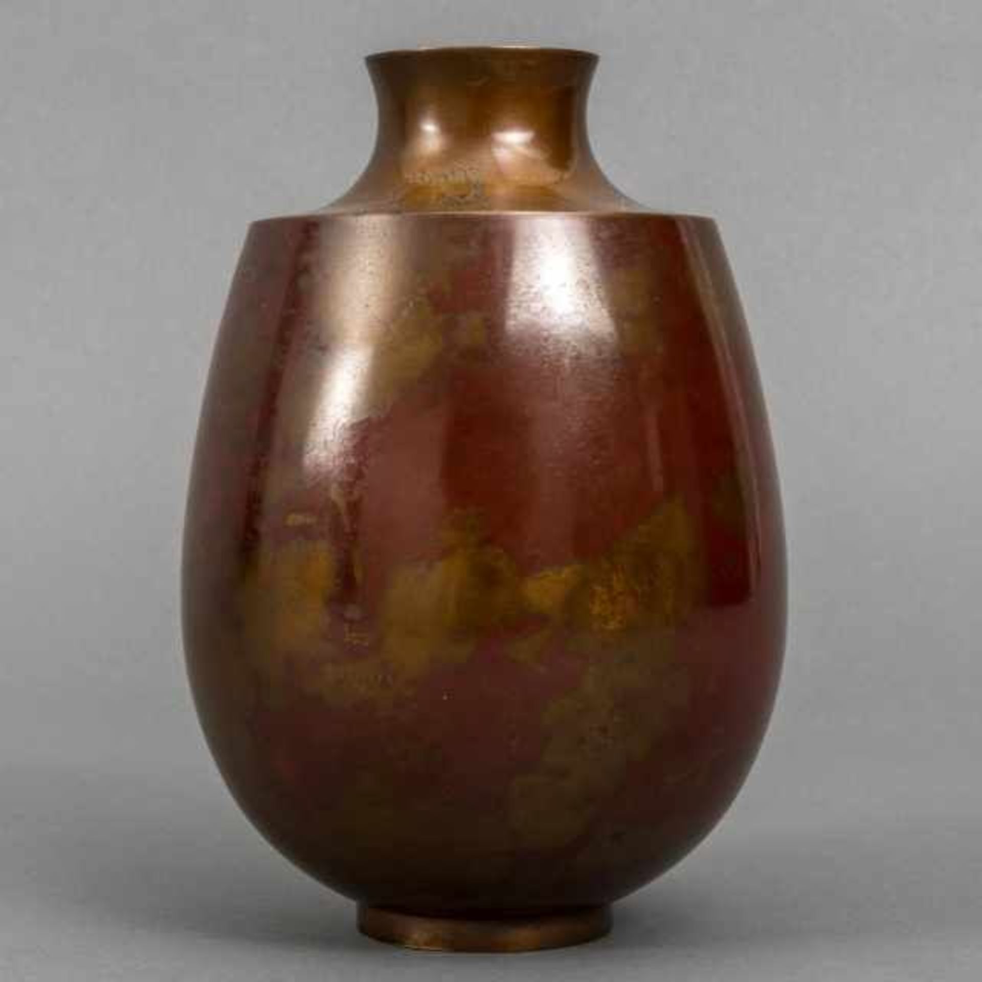 Kurisaki Tsugio (1945/1946), brown patinated bronze vase with broad sharp-edged shoulder and red - Bild 4 aus 7