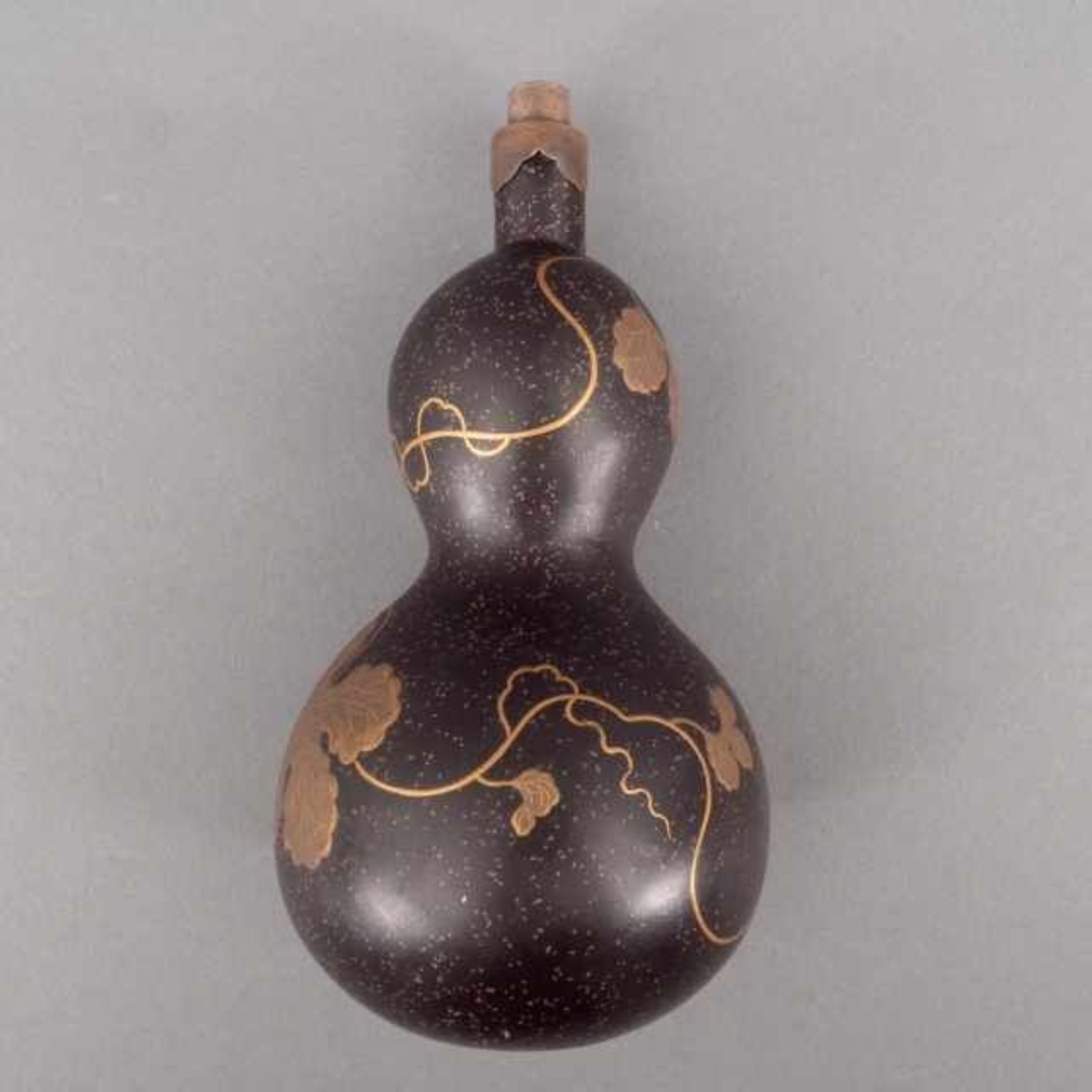 Black lacquer double gourd sake flask with golden takamaki-e motif of gourd vines, the mouth and - Bild 2 aus 3