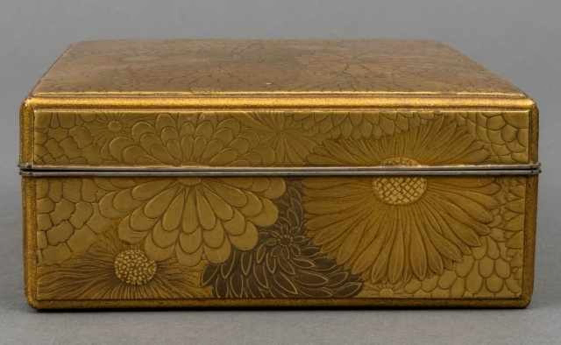 Rectangular golden lacquer bunkô with internal tray, the outside with an elaborate takamaki-e - Bild 3 aus 10