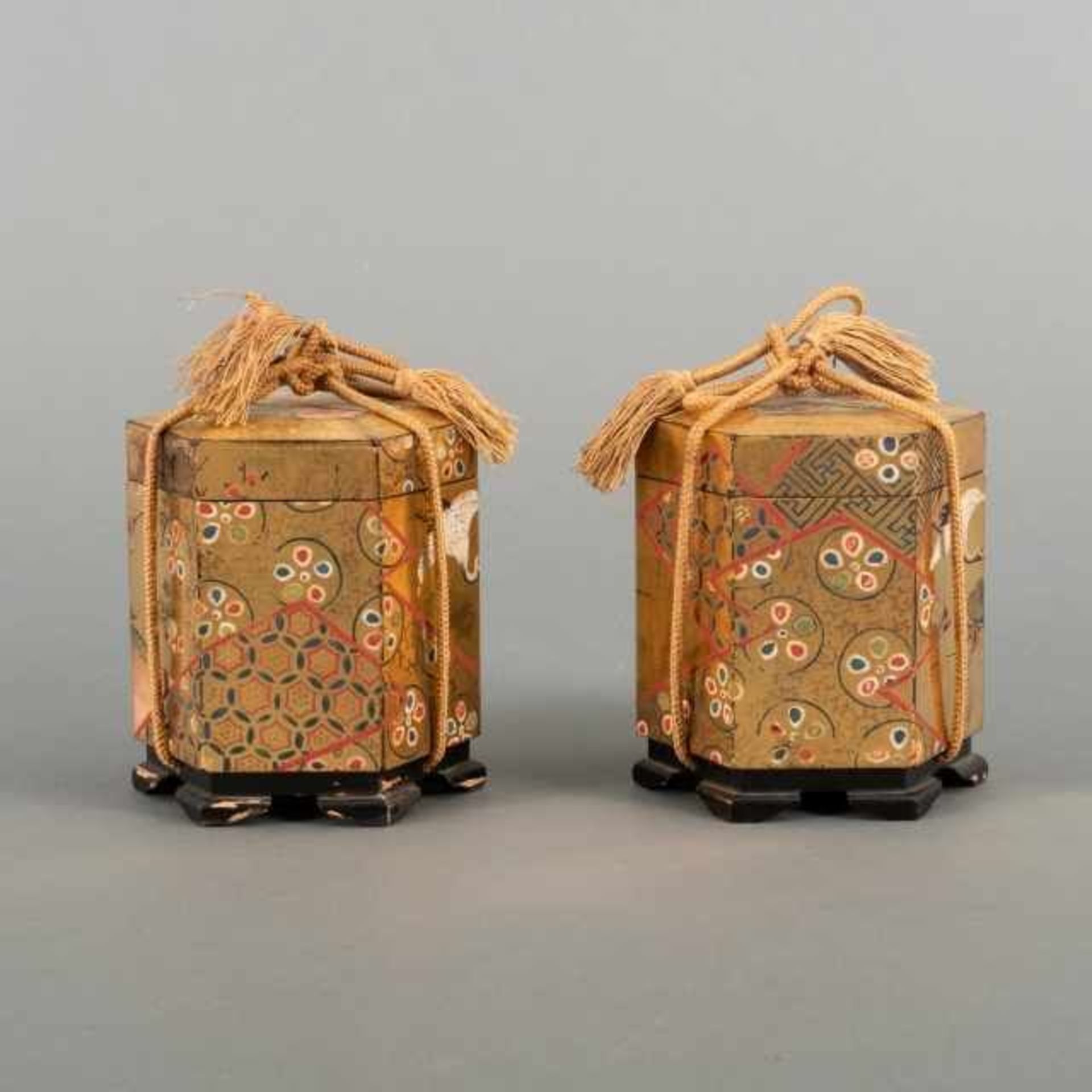 Pair of golden lacquer kaioke, or shell boxes, with polychrome painted motif of cranes and sakura - Bild 3 aus 4