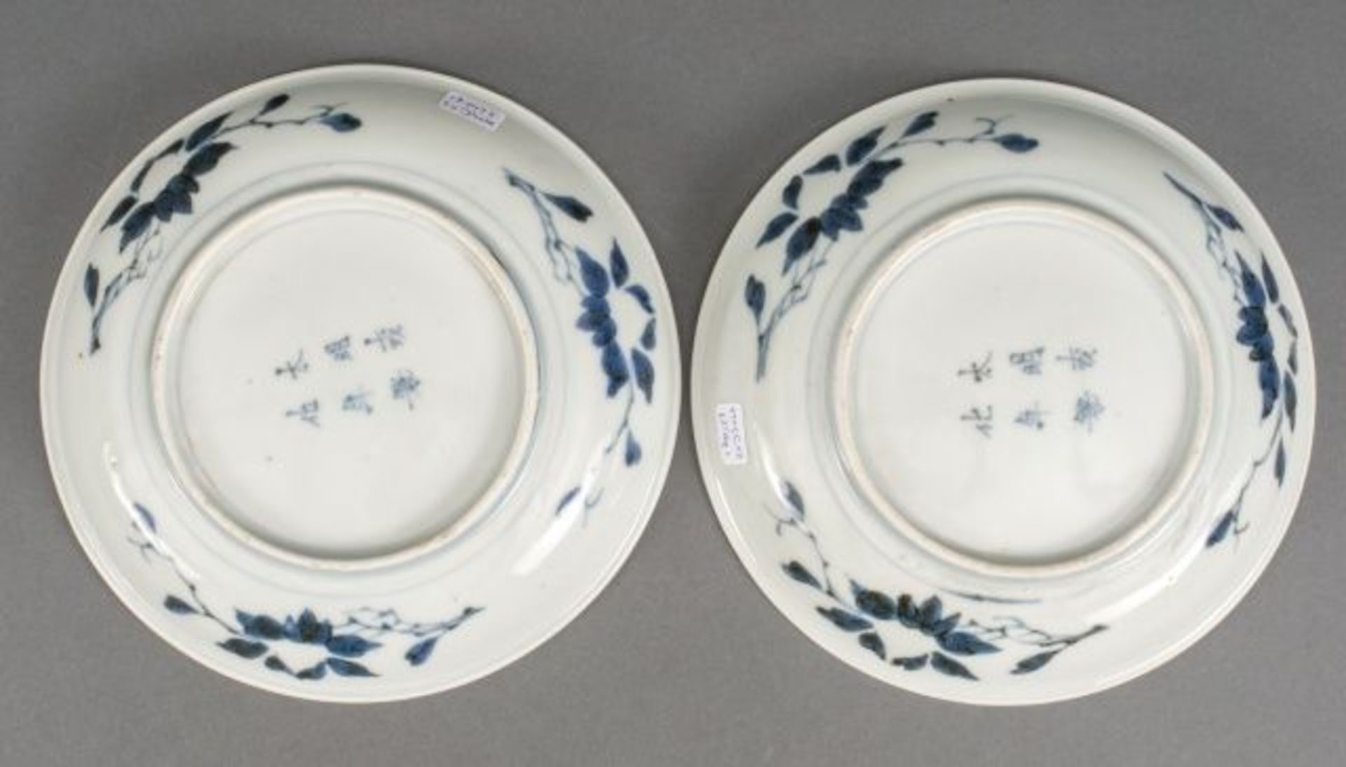 Pair of blue and white porcelain Arita plates with pomegranate and bat motif, Japan, signed Dai - Bild 2 aus 2