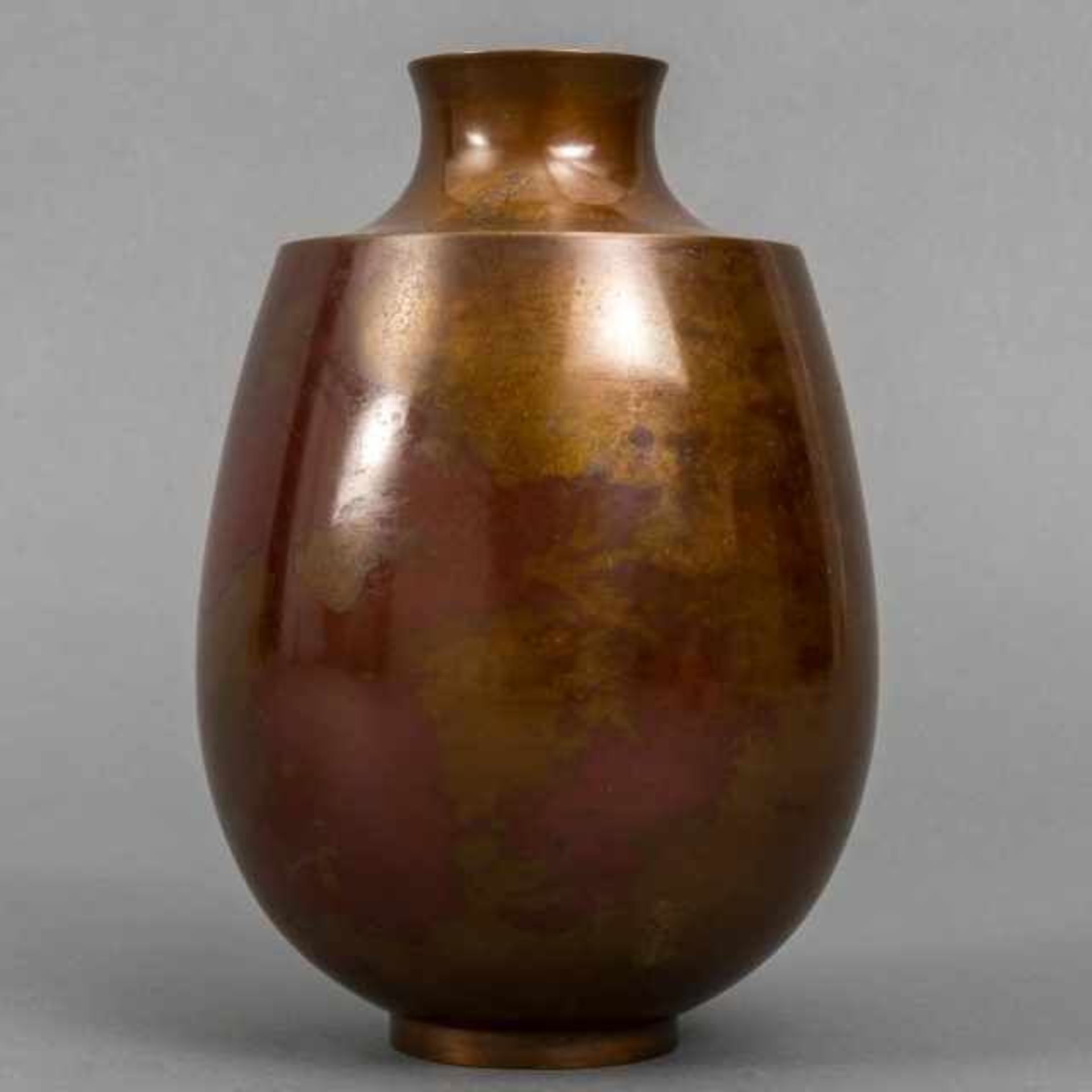 Kurisaki Tsugio (1945/1946), brown patinated bronze vase with broad sharp-edged shoulder and red - Bild 5 aus 7