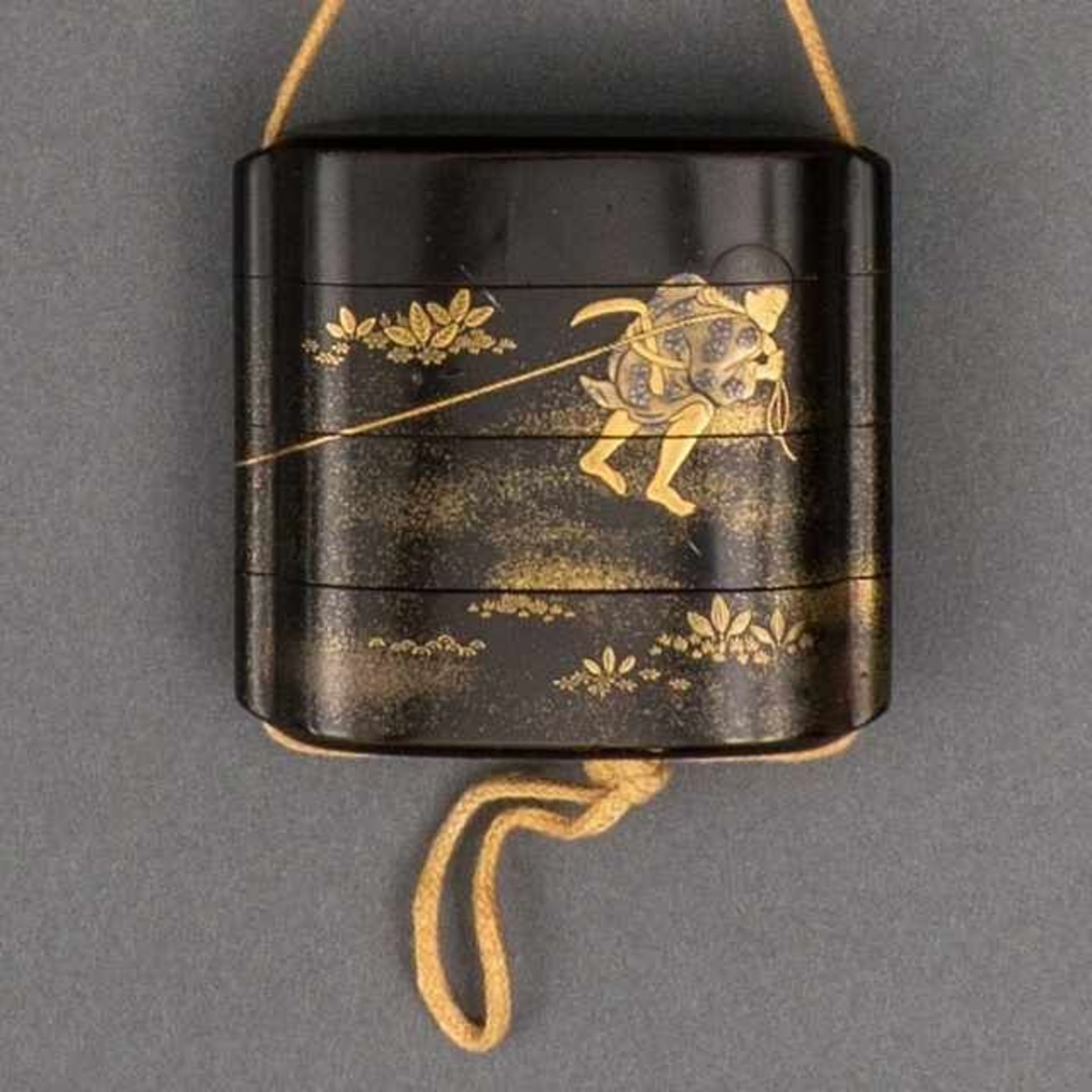 Black lacquer three-case inrô with takamaki-e and hiramaki-e motif: karako trying to pull an ox to - Bild 7 aus 9