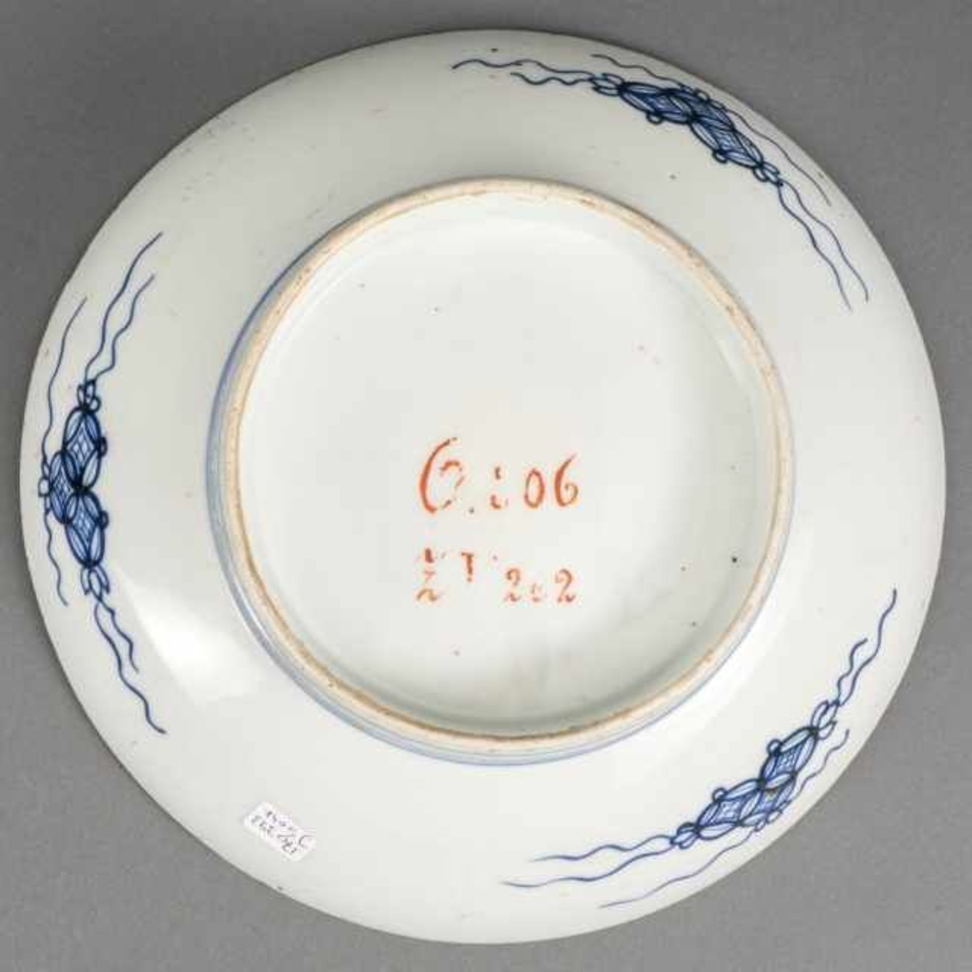 Blue and white Nabeshima-style dish with raised foot and narcissus motif, Japan, the bottom with red - Bild 2 aus 3