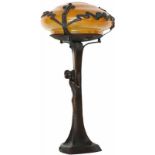 Tafellamp. Jugendstil-stijl. Bronzen voet. 20e eeuw. 59 x 31 cm.Table lamp.Art Nouveau style. Bronze