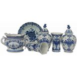 Delfts aardewerk..Waaronder De Porceleyne Fles. 1 object is gelijmd.Delft earthenware .Including