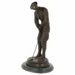 Bronzen golfer.T. Dast. Op bronzen voet. 32 x 16 cm.Bronze golfer statue.T. Dast. On bronze foot. 32