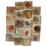 (18x) Mineralen.In doosjes met benaming.(18x) Piece lot of Minerals.In boxes with name.