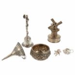 (6) Delig lot diverse w.o. minatuur molen en parfum trechter zilver.20e eeuw, keurtekens: , 69,5