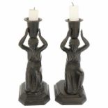 (2x) Kandelaren.In de vorm van een Griekse godin. 20e eeuw. 21 x 7 cm.(2x) Candlesticks.In the