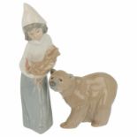 (2x) Beelden.IJsbeer en vrouw met kip. Lladro. Spanje.(2x) Statues.Polar bear and woman with