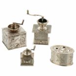 (4) Delig lot miniaturen w.o. koffiemolen, stoof zilver.20e eeuw, keurtekens: diverse keuren -