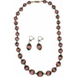 Collier / oorbellen, kralen in Meissen stijl.Kralen in Meissen stijl. L collier: 46 cm en L