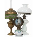 (3)-Delig lot olielampen. Circa 1900.(3) -Piece lot oil lamps.Circa 1900.