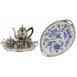 (6) Delig koffieservies met dubbel dienblad porseleinen inleg met handbeschilderde decor