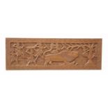 Afrikaans snijwerk.Leeuwenjacht. 20e eeuw. 33 x 100 cm.African carving.Lion hunting. 20th century.