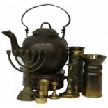 Koperwerk.Waaronder een ketel en Joodse kandelaar.Lot copper items.Including a kettle and Jewish