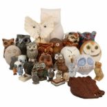 Verzameling uilen.Onder andere Aardewerk en gesteentes.Collection of owls.Among other things Pottery