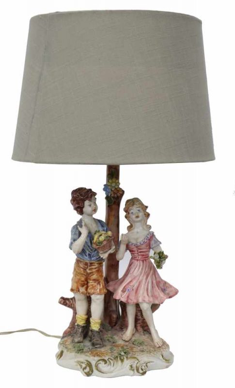 Tafellamp.Capodimonte. Italie. 20e eeuw 64 x 38 cm.Table lamp.Capodimonte. Italy. 20th century 64