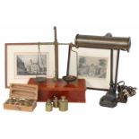 Een lot diversen w.o. een weegschaal, bureaulamp en twee prenten.A lot with miscellaneous items