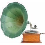 Een grammofoon merk Montero met extra naalden en platen. A gramophone of the brand Montero with