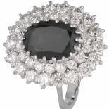 Entourage ring witgoud, ca. 1.08 ct. diamant en saffier - 18 kt.36 Briljant geslepen diamanten (