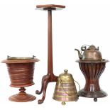 Een lot van twee theestoven, doofpot en pied de stalle. 19e eeuw.A lot of two tea stoves,